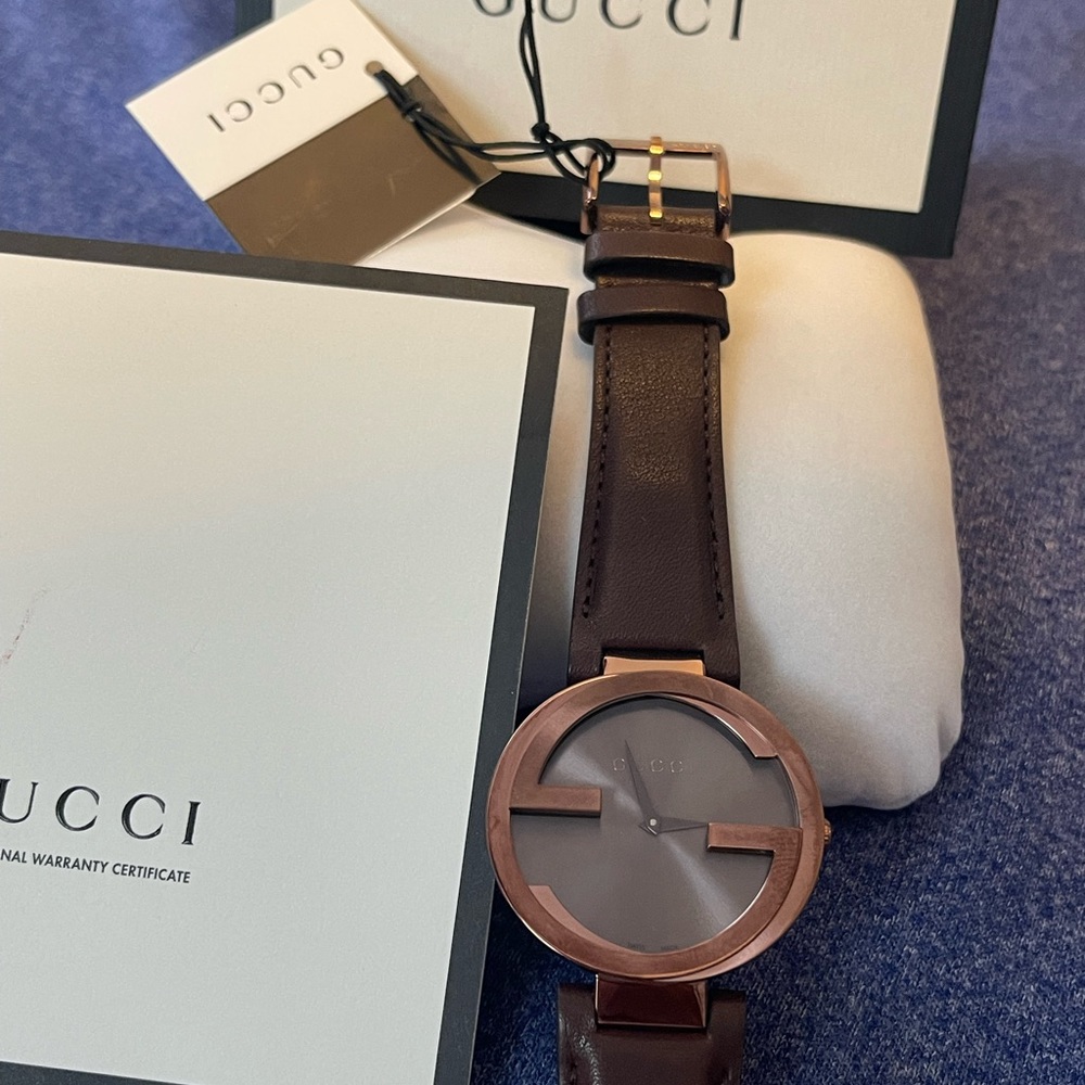 GUCCI ‘Interlocking G’ leather strap watch, 34 mm